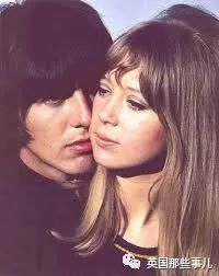 20岁跟披头士吉他手一见钟情，婚后又被摇滚大神狂追：她，摇滚界传奇缪斯