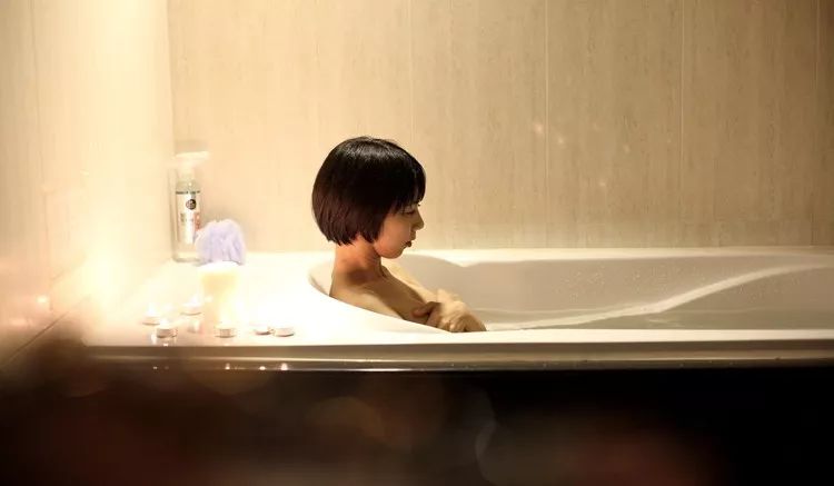 千万不要拿感情跟生命开玩笑,千万不要拿生命去开玩笑