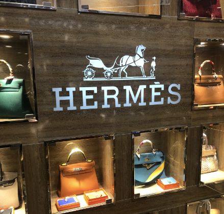 在广州的破旧小区里,一只爱马仕birkin只要5000元