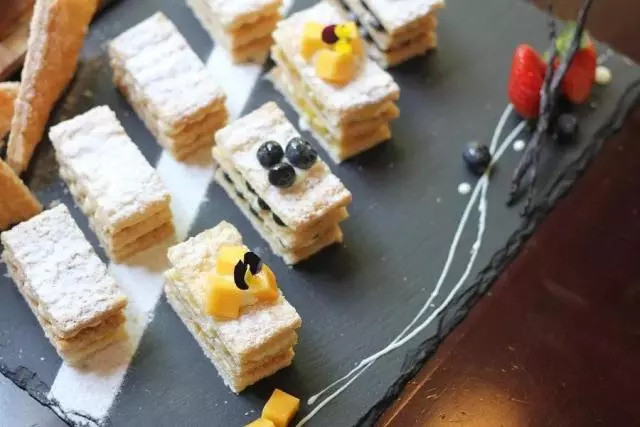 巨抵！399=2大1长隆小白虎餐厅自助午餐，边吃边睇白虎，周日不加收