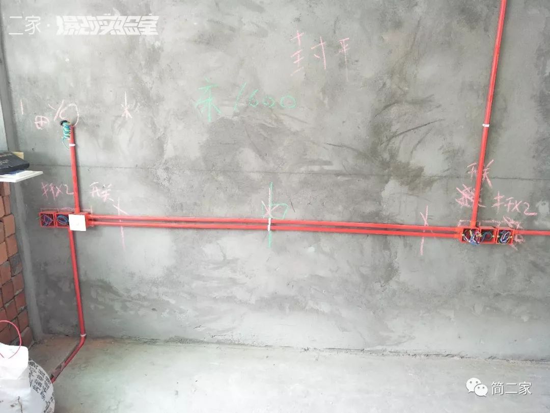 我们轰轰烈烈拆了10面墙，最后，在卧室吃上了烤翅……