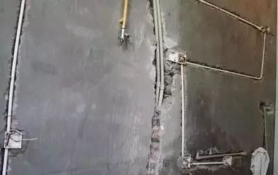 我们轰轰烈烈拆了10面墙，最后，在卧室吃上了烤翅……