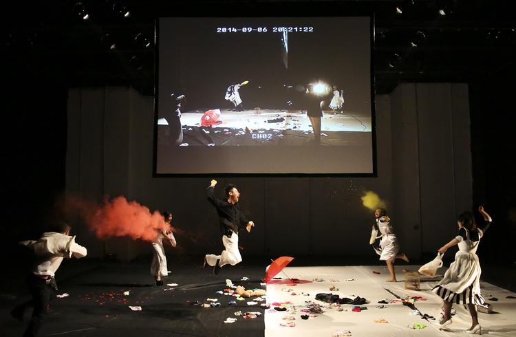 导演王翀：如果纯粹是为了消遣，戏剧之外有太多别的行业可以选择｜乌镇戏剧节