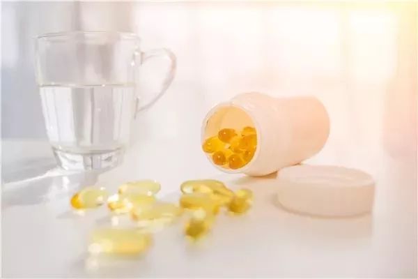 感冒喝抗生素药有哪些危害,抗生素有副作用为啥感冒还要吃