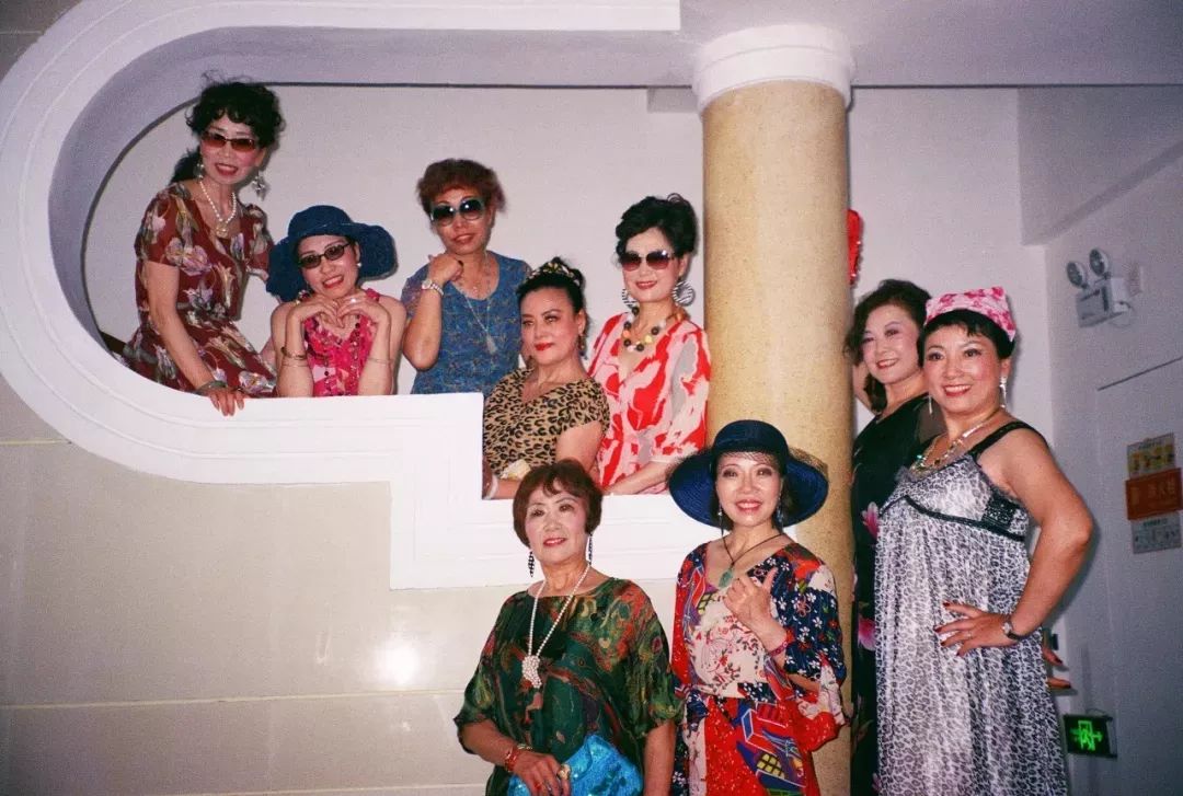 中国大妈才是地球上最敢穿的街头王者!当红时尚单品都是你妈玩剩下的