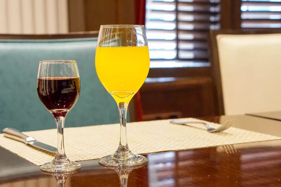 ¥138/位——80年历史！淮海路传奇花园酒店半自助午餐！海鲜刺身蟹菜畅吃，羊排乳鸽任选诚意满分！