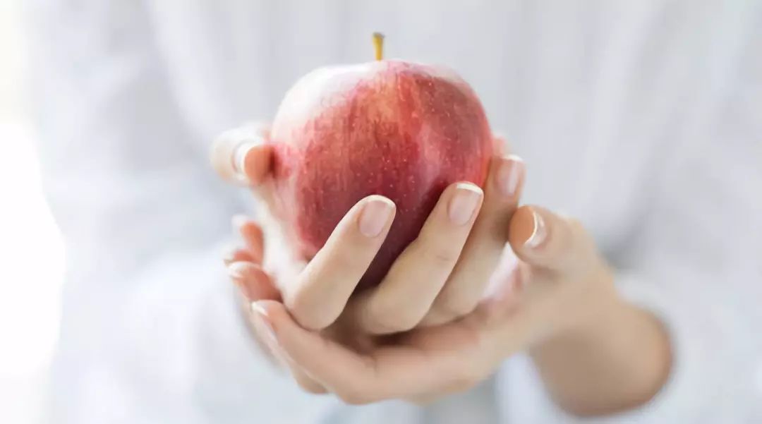 指甲上的月牙少是不健康的表现吗,指甲上月牙白越来越少是怎么回事