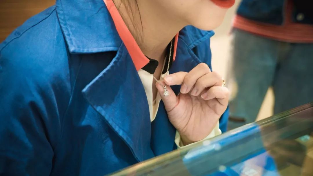 精致的女人走到哪都是靓丽的,女人只有逛街才是最开心的事