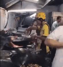 当*底卧**、做代购、救人命，外卖小哥才是隐藏在民间的高手，个个身怀绝技！