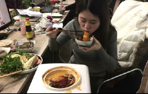 给跪了！在办公室用公司饮水机煮火锅，奇葩网红还用各种工具烹饪食物……这种脑洞大开要不得！