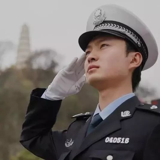 汽车玻璃起油雾是怎么回事,汽车室内玻璃去雾方法