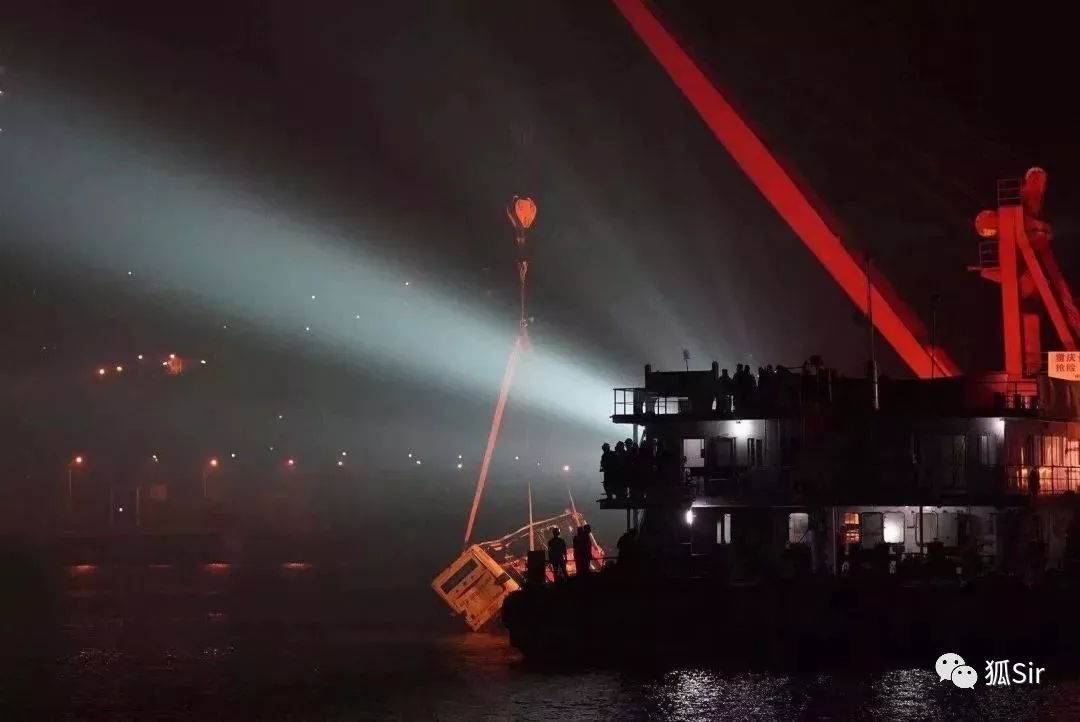 警法小报11.2|父亲在坠江公交遇难儿子含泪救援80小时