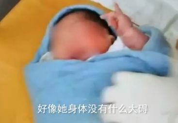 父亲为了孩子扔下悬崖,狠心父亲将女儿抛下山崖