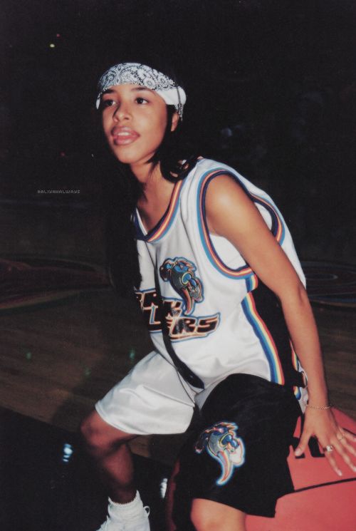 那些把球鞋操在球场,把机车开在路上的女生们