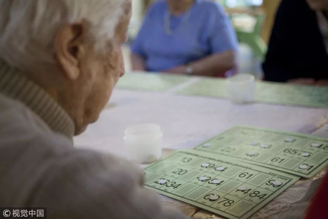 每天玩手机超过4个小时,每天玩手机十几小时三年了