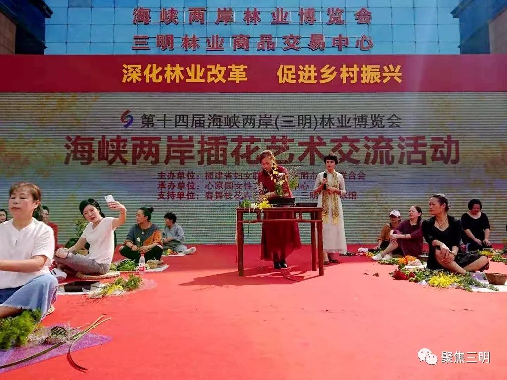 林博会上插花艺术家现场教你插花，还有50多件花艺大师作品亮相！