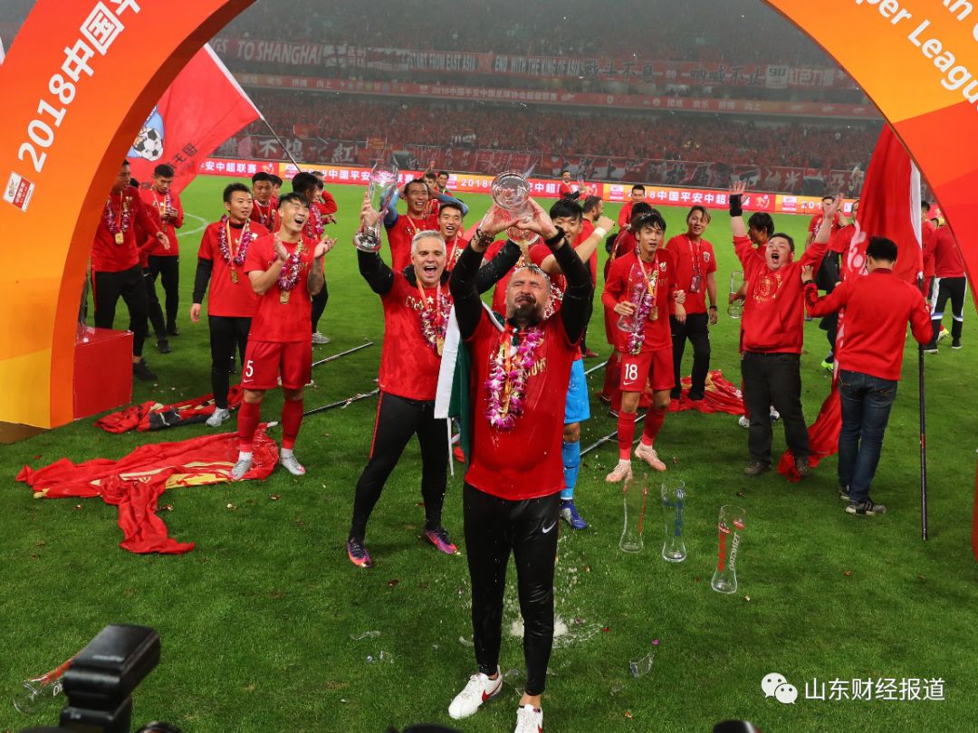 上港夺冠庆功宴武磊人气爆棚,上海上港夺冠啤酒