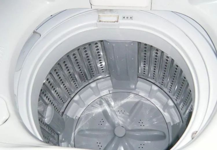 把洗衣机的残渣污垢排出来,洗衣机的洗涤盒的水垢