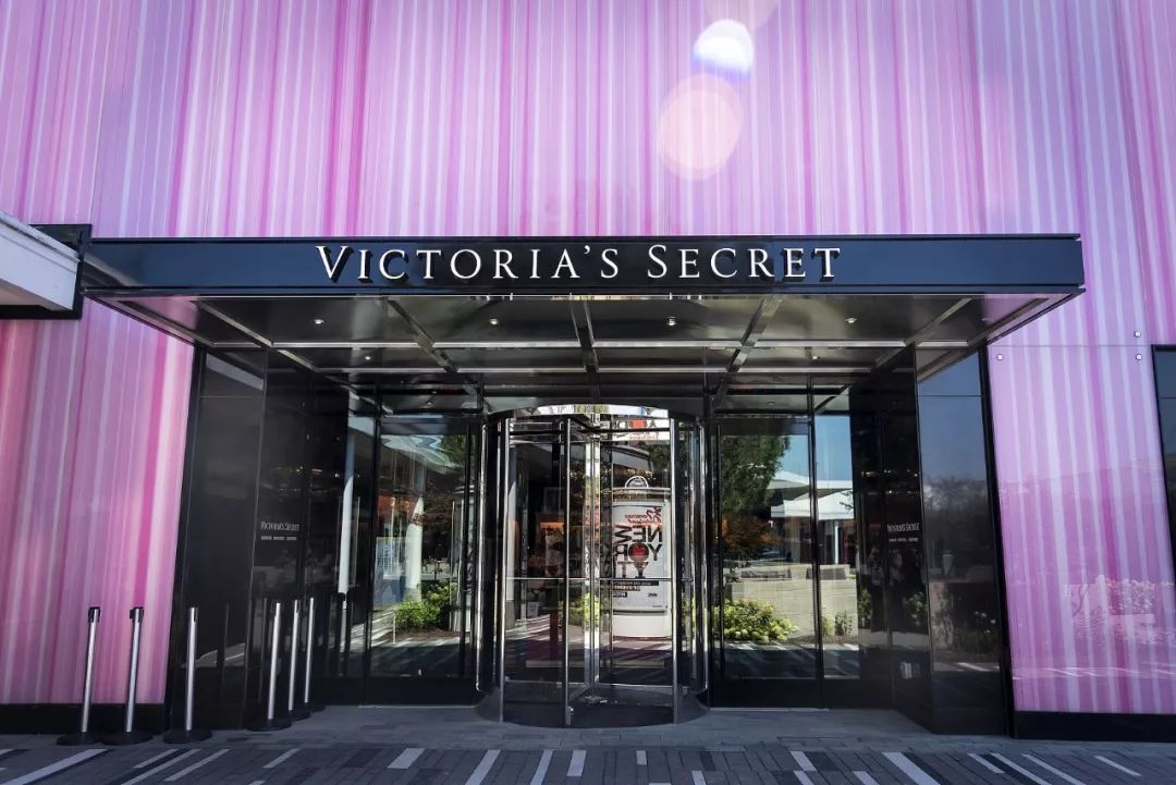 今年画风是“东北花袄大战海胆精”！维密“老”矣，尚能“秀”否？