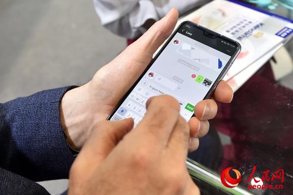 一位英国展商的进博会六天：拎着两罐奶粉签约