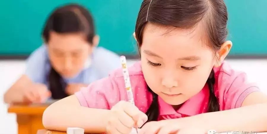 教练车整齐的排成一排,驾校教练车排列图片