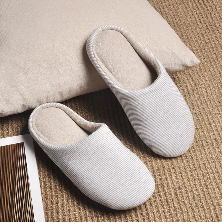 这是一双乳胶棉拖，跳跃在云端之巅的曼妙，穿上3秒就暖脚！