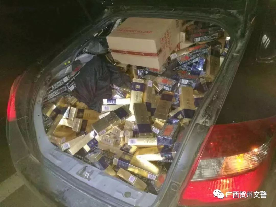 一线｜8块假车牌！强行冲卡逃逸3公里后弃车而逃？全因车上这价值10万元香烟……