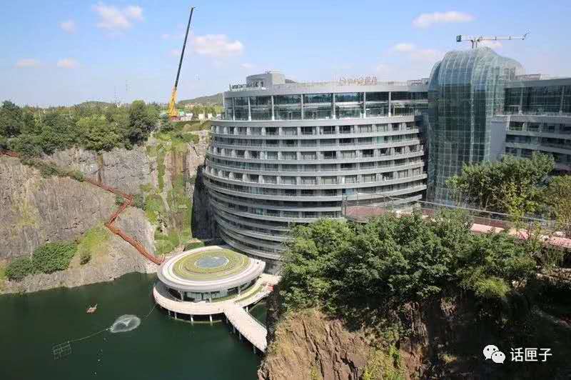 深坑酒店今天开业！历时十多年，上海在百米深坑里建造全球海拔最低酒店，曲折、艰辛远远超出你想象……
