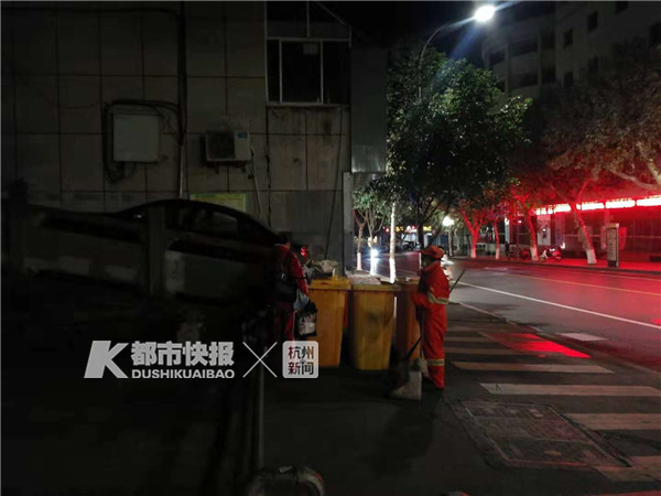 她是谁？为什么肚子这么大了，还经常在这家肯德基过夜？从不点单，都捡别人剩下的