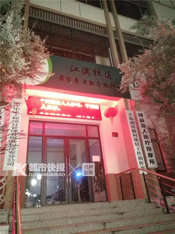 她是谁?为什么肚子这么大了,还经常在这家肯德基过夜?从不点单,都捡别人剩下的