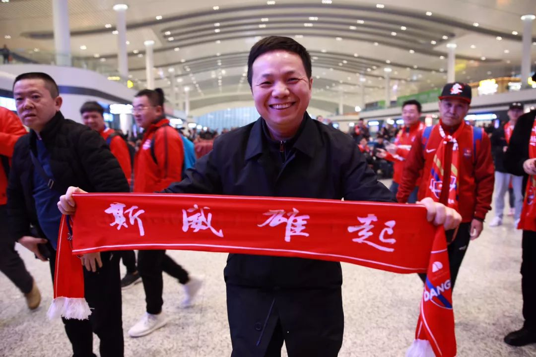 雄起！坐着定制动车专列去看球，这届球迷也太厉害了吧？！