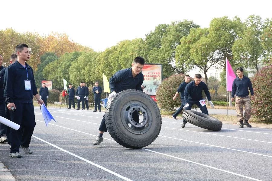 解放军运动会扛着炮跃过障碍,直击军体运动会