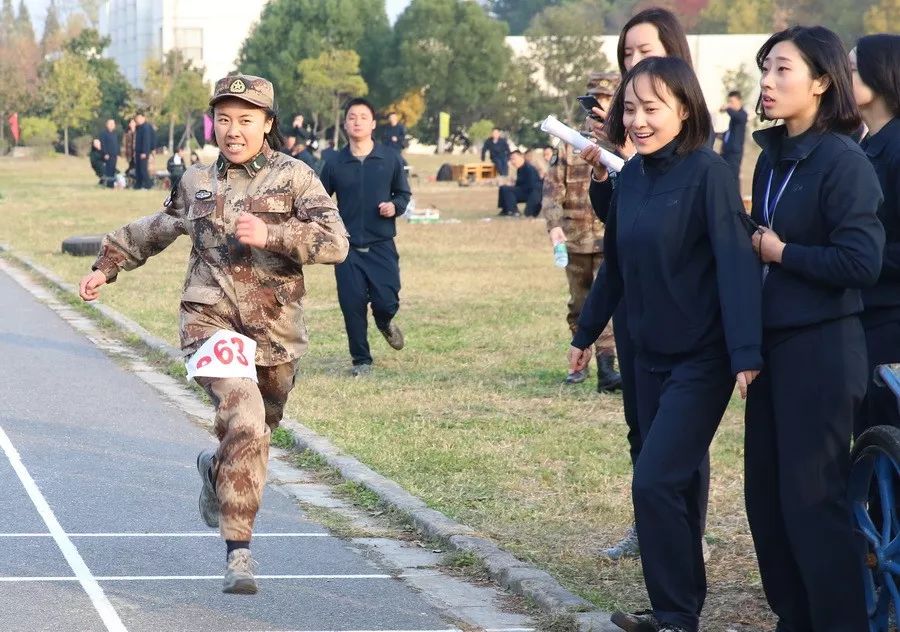 解放军运动会扛着炮跃过障碍,直击军体运动会