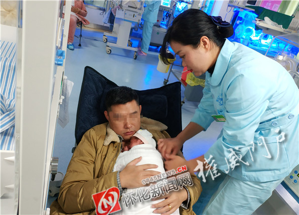 早产宝宝袋鼠式护理,袋鼠式护理新生儿