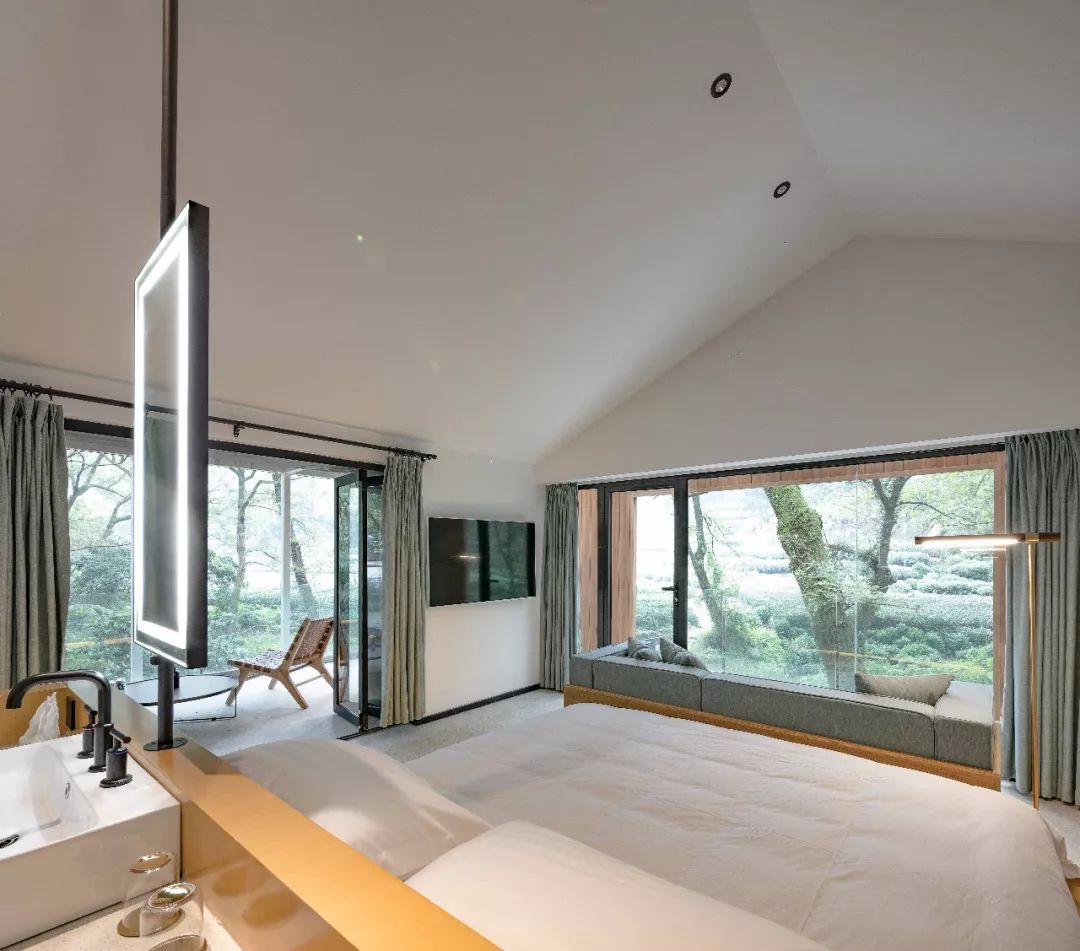 自称“射鸡师”！这个“不太正经”的设计师把酒店开了半个中国，今年终于到杭州了！