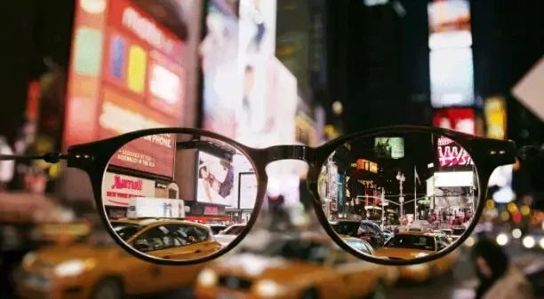 “眼镜儿”们的福利来啦！小编全程直播“全飞秒”激光近视手术！