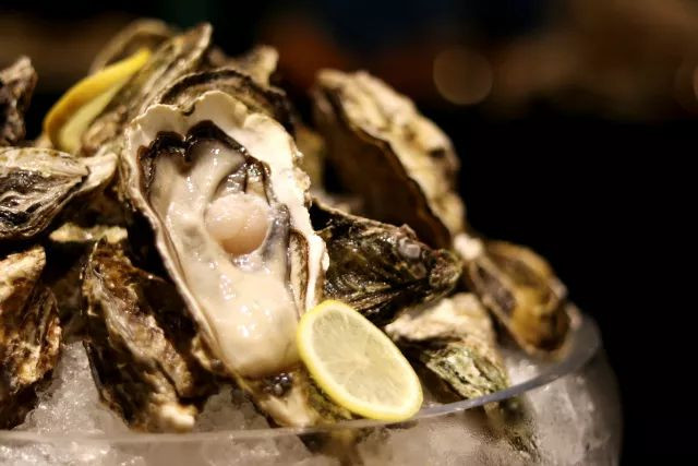 ￥238/位——“爱尔兰生蚝+15种海鲜”畅吃，还送波龙！乐队表演周末哈根达斯！这家希尔顿旗下酒店颠覆吃货想象！