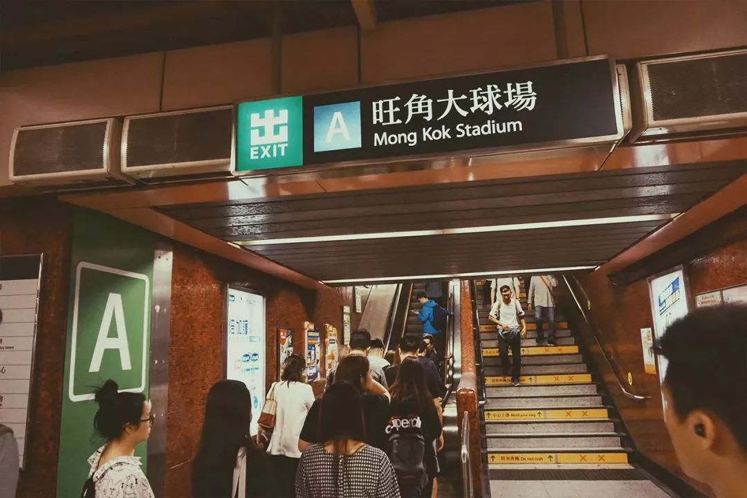 在浮华都市共赴一场盛大球赛，只要一样的球衣