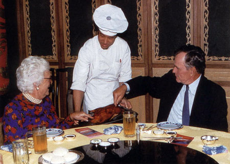 老布什开飞机跳伞视频,老布什传奇一生