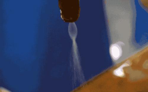 去虾头、开虾背、撕虾壳，剥虾仁的流水线长这样