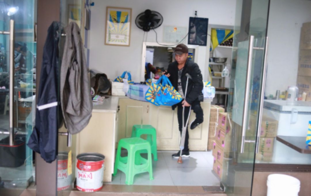 外卖小哥送餐途中跪地痛哭,泪目瞬间快递小哥