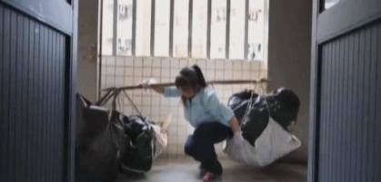 又一“扫地僧”火了！保洁阿姨的3D黑板报惊艳全网……