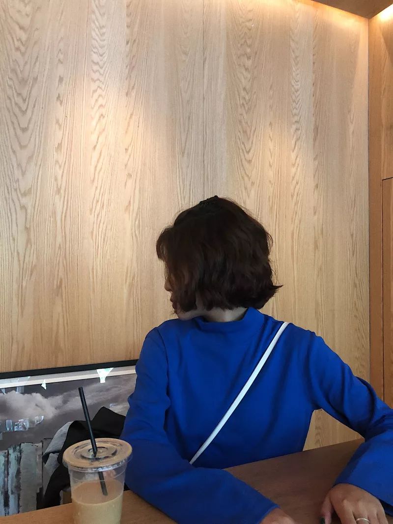 别再穿黑色了，这个颜色今年超流行，百搭时髦还显白显气质