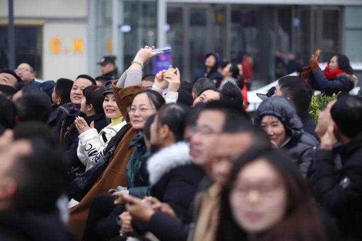 2019年中国濮院时尚购物节开幕,桐乡市衣柜