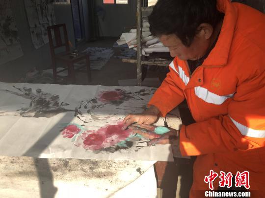 国画人物环卫工人写意画,一环卫工用落叶作画