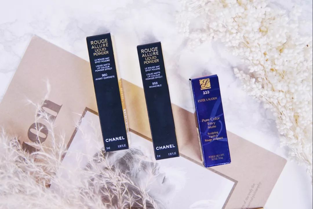 好想尝尝你的口红的味道,不停的舔口红