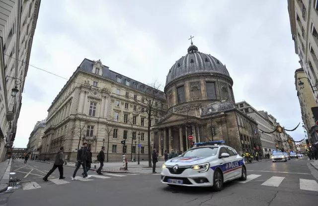 代购的冬天来了，新电商法即将实施；加拿大鹅内地首家店暂缓开业logo被遮；刘雯跌出全球收入最高前十名模