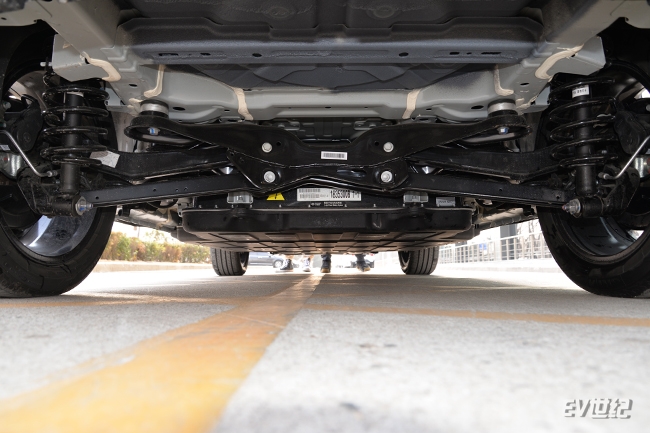 科技感满满电动汽车,满满科技感的燃油车