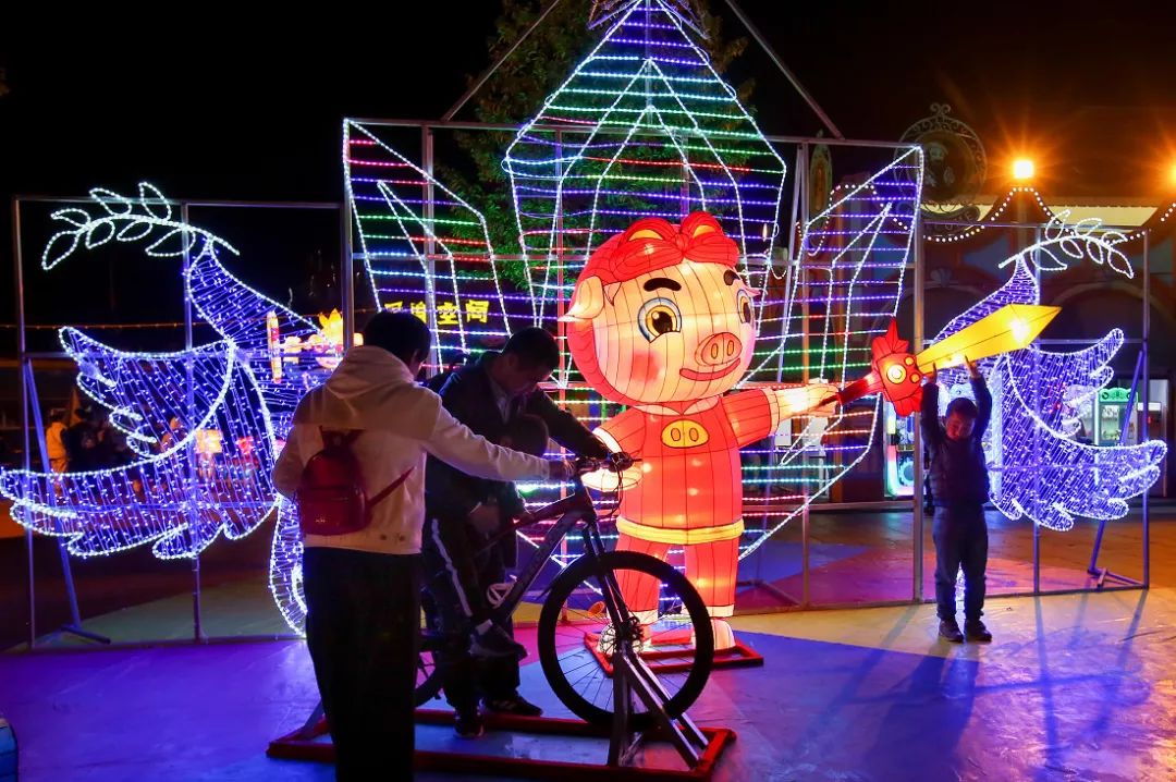 上海欢乐谷嗨翻了!50万㎡华灯齐放、圣诞市集、狂欢盛典,还能与偶像零距离接触……