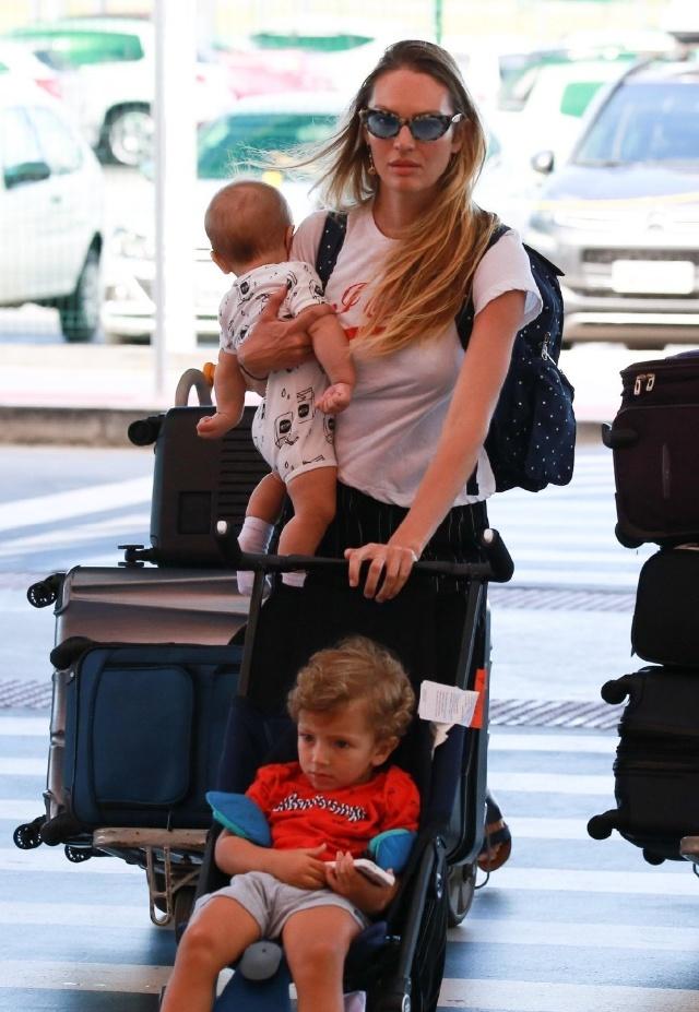 超模糖糖晒宝宝照片,超模糖糖穿金色鱼尾裙出席电影节